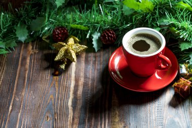 Bir fincan kahve ve noel süslemeleri..