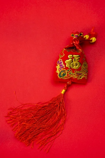 Decorações do ano novo chinês e ornamentos auspiciosos no bac vermelho — Fotografia de Stock