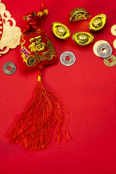 Decorações do ano novo chinês e ornamentos auspiciosos no bac vermelho — Fotografia de Stock