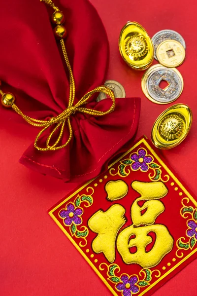 Chinese new year decorations and Auspicious ornaments on red bac — ストック写真