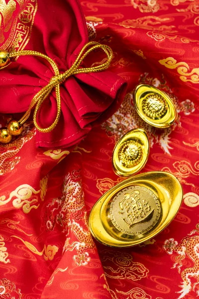 Chinese new year decorations and Auspicious ornaments on red bac — ストック写真