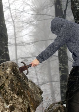 Şövalye büyülü Excalibur Kılıç taşın içinde kaldırır.