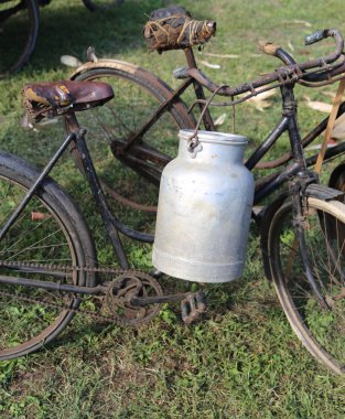 iki eski paslı bisiklet taşımacılığının için ben süt