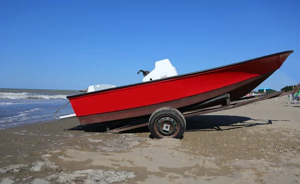Червоний рятувальний човен для рятувальника влітку — стокове фото