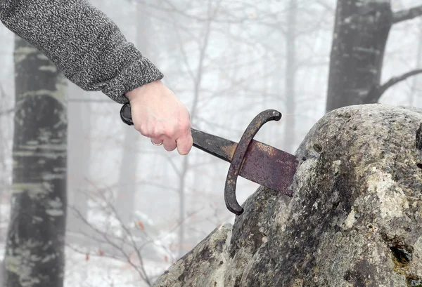 Cavaleiro tenta remover a espada Excalibur na pedra — Fotografia de Stock