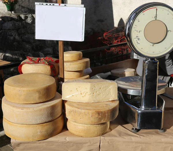 Banco de queso y un equilibrio en el mercado local — Foto de Stock