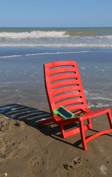 Židle na pláži u oceánu vlnu — Stock fotografie