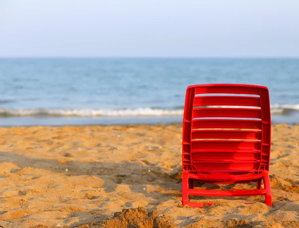 Пляжний стілець біля моря — стокове фото