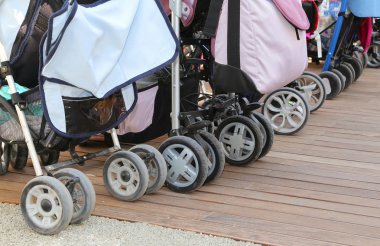 ahşap parke zemin üzerinde park edilmiş küçük bebekler için bebek arabası