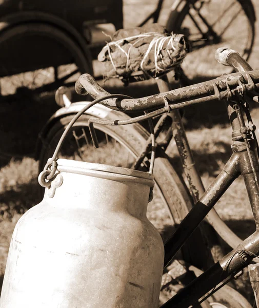 Roestige fiets melkman en de bus melk — Stockfoto