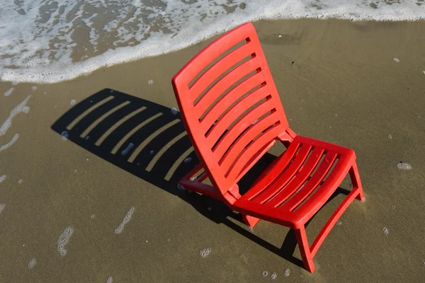 Пляжний стілець на березі в літній день — стокове фото