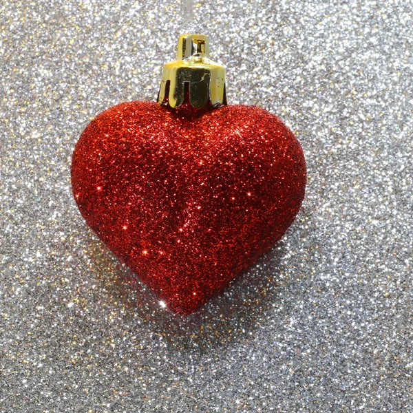 Lone red heart in the glitter silver background — Stock Photo, Image