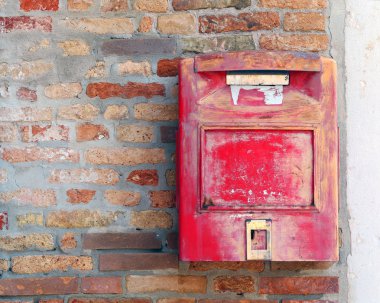 Kırmızı posta kutusu nerede posta mektup ve kartpostallar