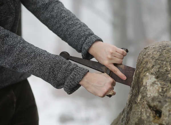 Knight tries to remove Excalibur sword in the stone — Stock Photo, Image