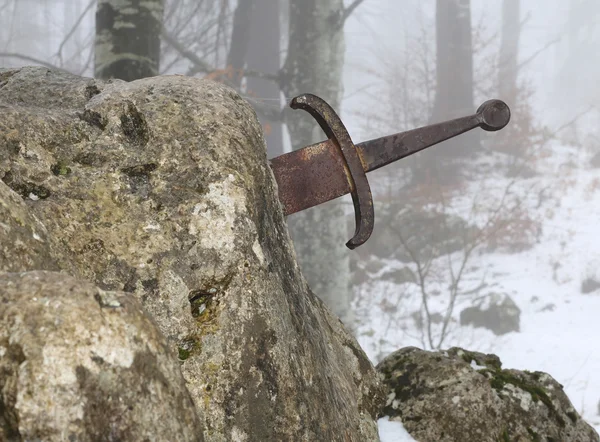 Espada Excalibur legendaria en la piedra en el centro de la fo —  Fotos de Stock