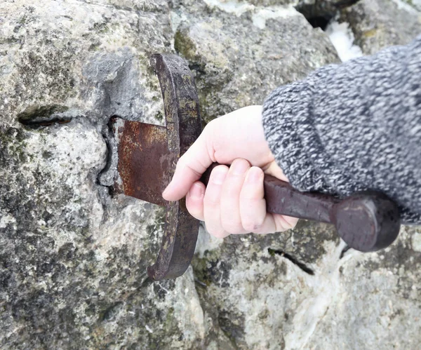 Knight tries to remove Excalibur sword in the stone — Stock Photo, Image