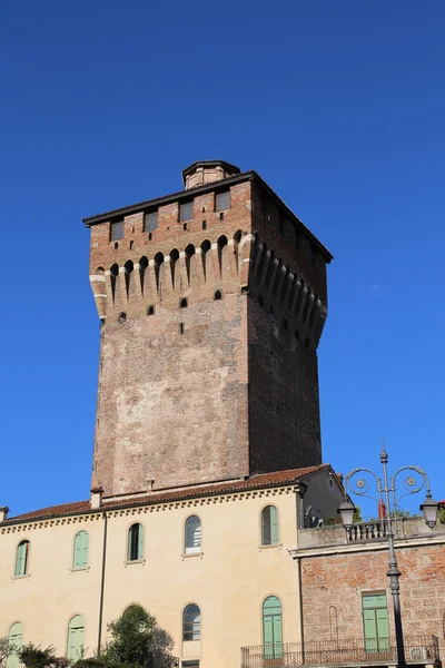 Vicenza, rode bakstenen middeleeuwse toren — Stockfoto