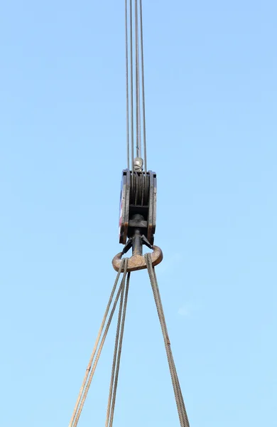 Polia com cabos de aço para levantar cargas — Fotografia de Stock