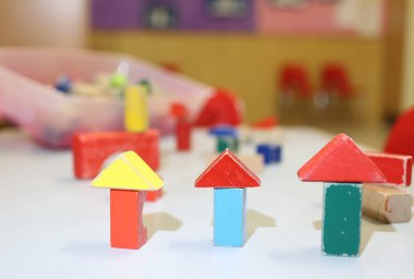 Oyuncak ve çocuk odası sınıf binalarda parçaları