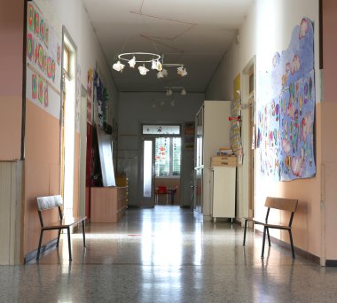 chil olmadan duvarlar üzerinde çizimlerle anaokulu salonu