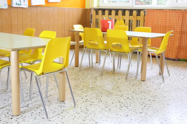 Classe maternelle avec les chaises et les tables jaunes — Photo