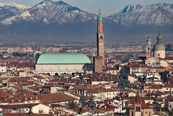 바실리카 Palladiana와 도시 비 첸 짜, 이탈리아, 파노라마는 — 스톡 사진