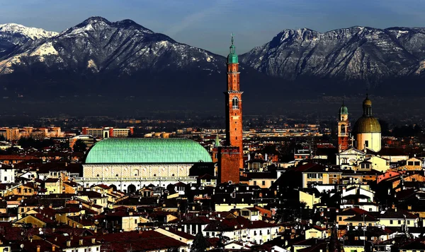 Vicenza, Italia, panorama con Basílica Palladiana hdr — Foto de Stock