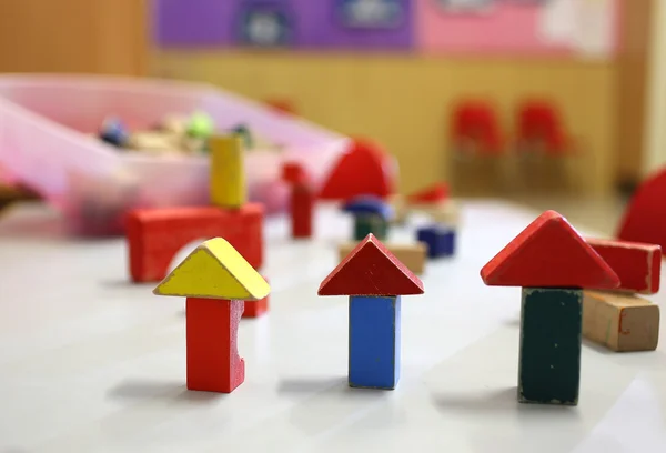 幼儿园班级里的许多木制玩具和建筑件 — 图库照片