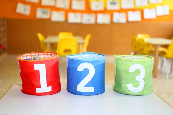Recipientes para brinquedos com números um dois três em uma sala de aula — Fotografia de Stock