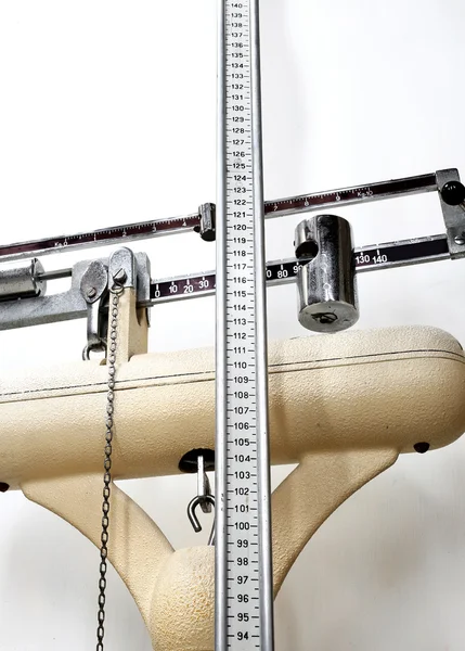 Long measuring rod for measuring the height in an old scale at a — Stock Photo, Image