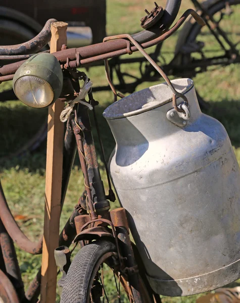 Алюминиевый молочный канистр используется фермерами для перевозки велосипеда свежие ми — стоковое фото