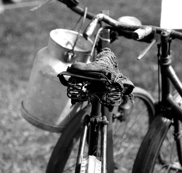 Bicicleta enferrujada velha leiteiro e a lata de leite — Fotografia de Stock