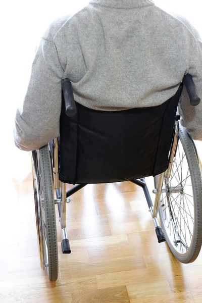 Bir tekerlekli sandalye odasında'Engelli yaşlı — Stok fotoğraf