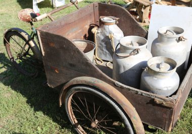 üç tekerlekli arabası ile antik büyük bisiklet