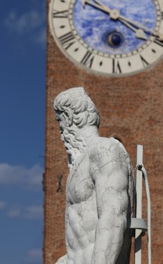 Vicenza, İtalya. insanlar üzerinde Bazilikası Palladiana heykeli bir