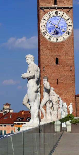 Vicenza, Itálie. Staré bílé kamenné sochy lidí nad B — Stock fotografie