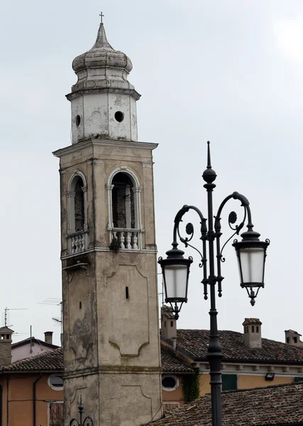 Klokkentoren van het dorpje Lazise op Grada Lake in Italië — Stockfoto