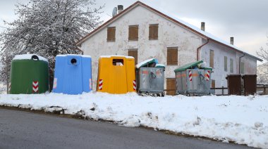 atık koleksiyon için birçok dumpsters