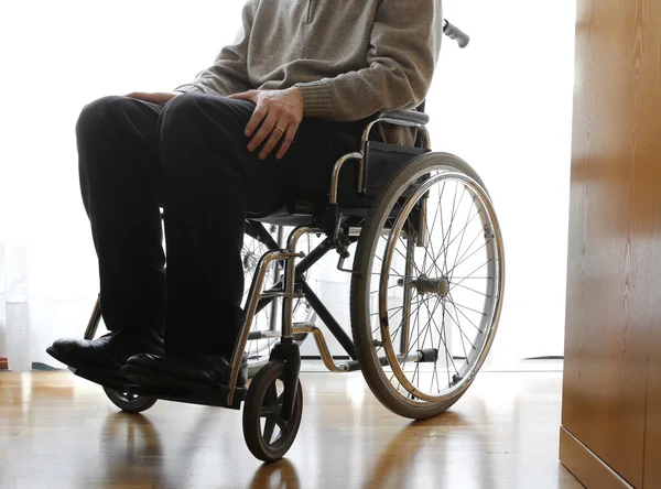 Gehandicapte ouderen in een rolstoel op de kamer — Stockfoto