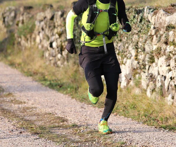 Runner with sports wear during cross-country on a country lane — Stock Photo, Image