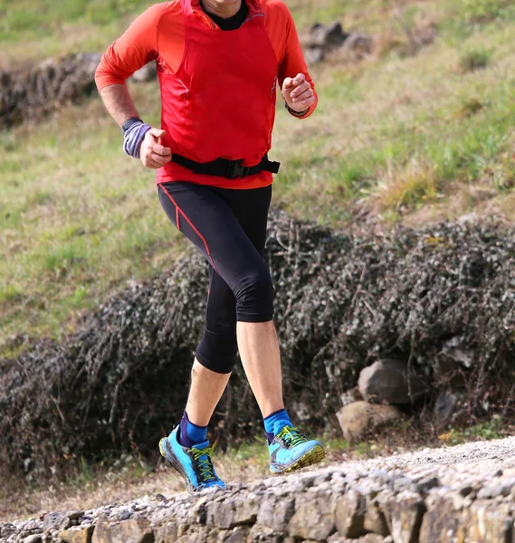 Deportista corredor con zapatillas de correr corre rápido durante la cuenta cruzada — Foto de Stock