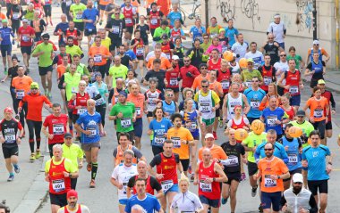 koşucular yarış sırasında Stravicenza denilen