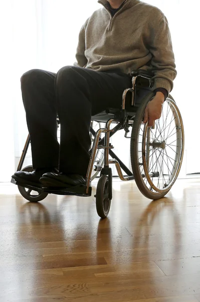 Gehandicapte ouderen in een rolstoel op de kamer — Stockfoto