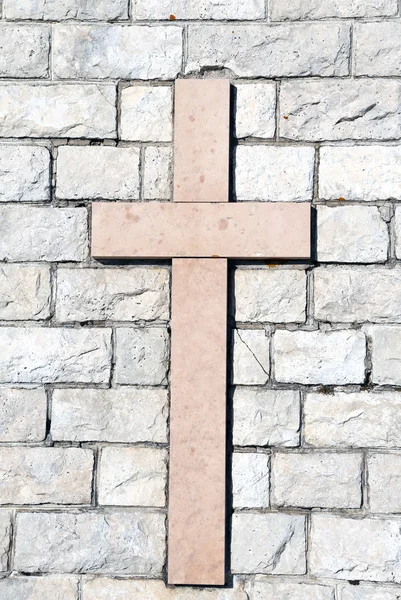 돌 벽에 부착 된 대리석에 새겨진 십자가 — 스톡 사진