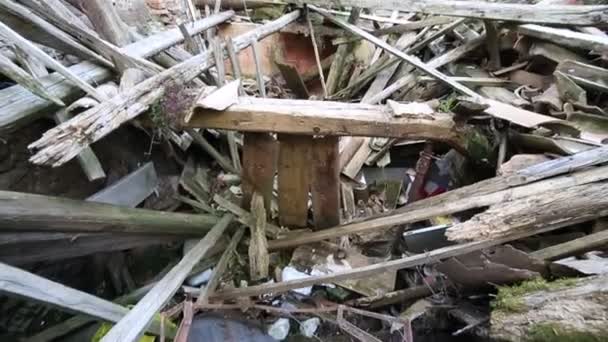 House destroyed by powerful earthquake — Stock Video