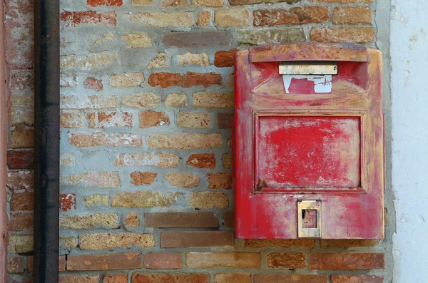 Red mailbox to deliver mail across the world — Stock Photo, Image