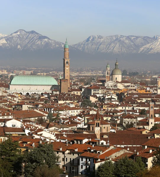 Vicenza, Italia, Panorama de la ciudad con Basílica Palladiana an — Foto de Stock