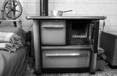 eski ahşap mutfak soba yakma