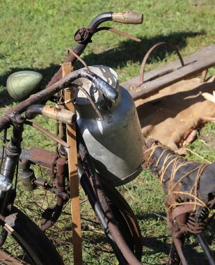 Eski süt teneke kutu ve paslı tarihi Bisiklet sütçü