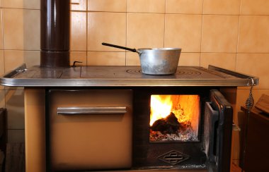 eski ahşap ev mutfak soba yakma